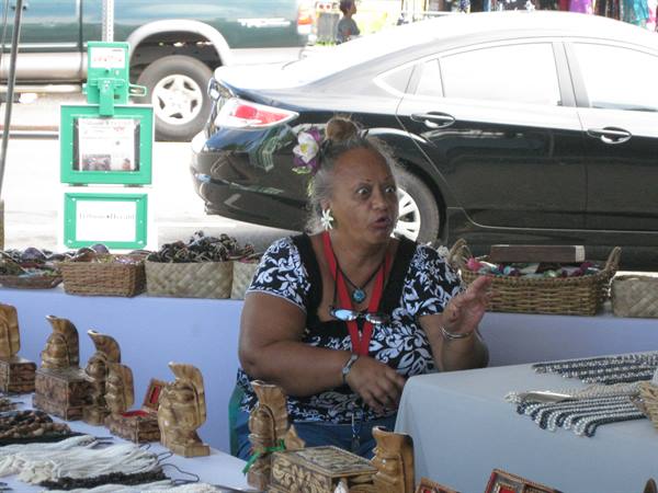 signora hawaiiana, un po' nervosa