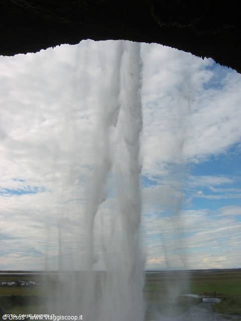 Skogafoss: dietro la cascata
