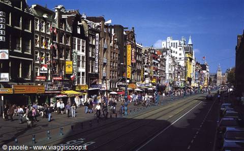 Main Street: davanti la stazione e alle spalle piazza Dam