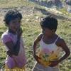 Bambini incuriositi dai turisti. Parlano l'italiano dai pochi turisti che arrivano al Dickwella SRI LANKA 