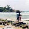 Una coppietta in una romantica passeggiata in spiaggia SRI LANKA 