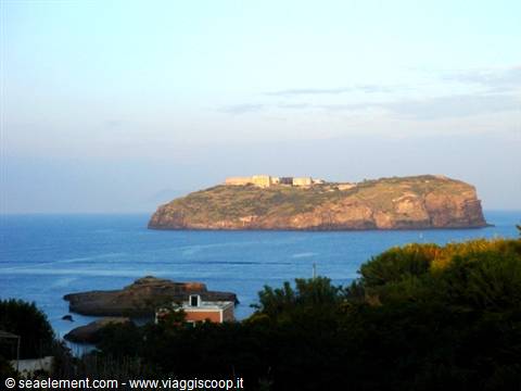 VENTOTENE SOPRENDENTEMENTE PICCOLA E BELLA