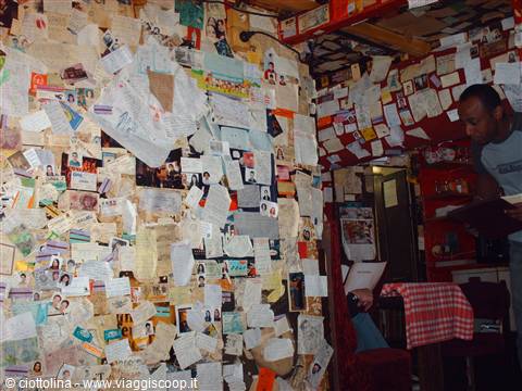LE TIRE BOUCHON (è un locale a Montmartre dove le pareti sono ricoperte da biglietti dei clienti....