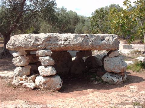DOLMEN (camera funeraria in età neanderthaliana,200.000 - 40.000 anni fa)