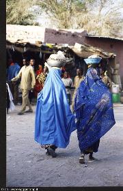 Donne a passeggio a DIRKOU
