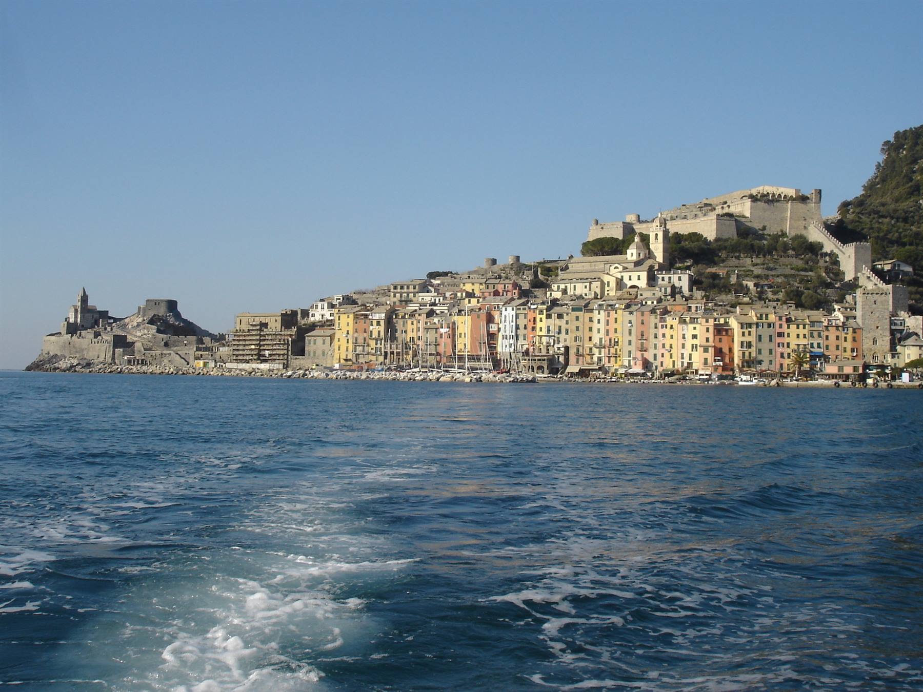 Veduta di insieme di porto Venere dal mare