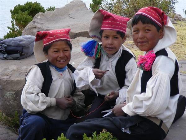 Bambini sul lago Titicaca