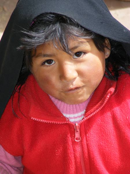 bambina sul lago Titicaca