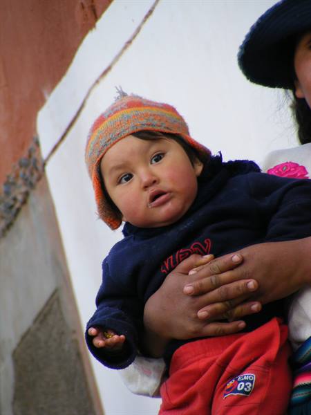 bambino sul lago Titicaca
