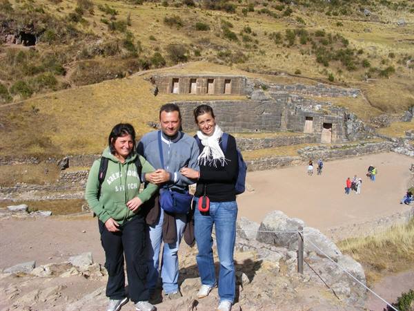 Rovina di Tambomachay....Elena, io e Claudia
