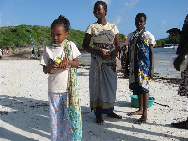 Kenya ragazze in spiaggia davanti al villaggio Blue Bay