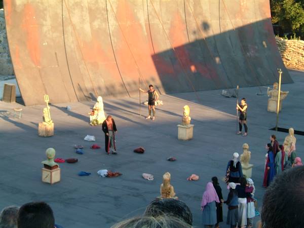 Rappresentazione della tragedia "Sette contro Tebe" nel teatro greco