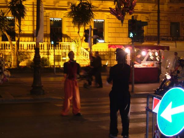 Viale della Libertà, giocolieri per strada