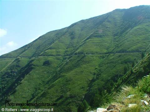 Piste tagliate nelle montagne