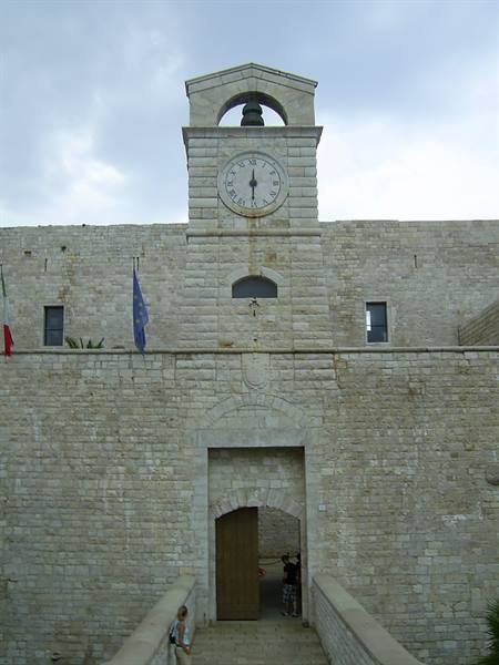 trani, ingresso al castelli di Federico