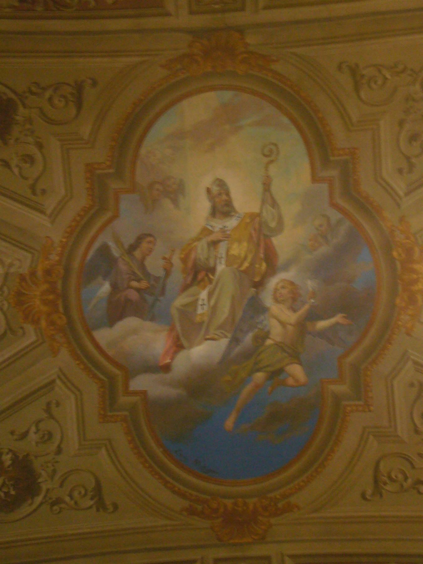 Affresco sulla volta di una chiesa: vescovo in gloria tra angeli e nuvole