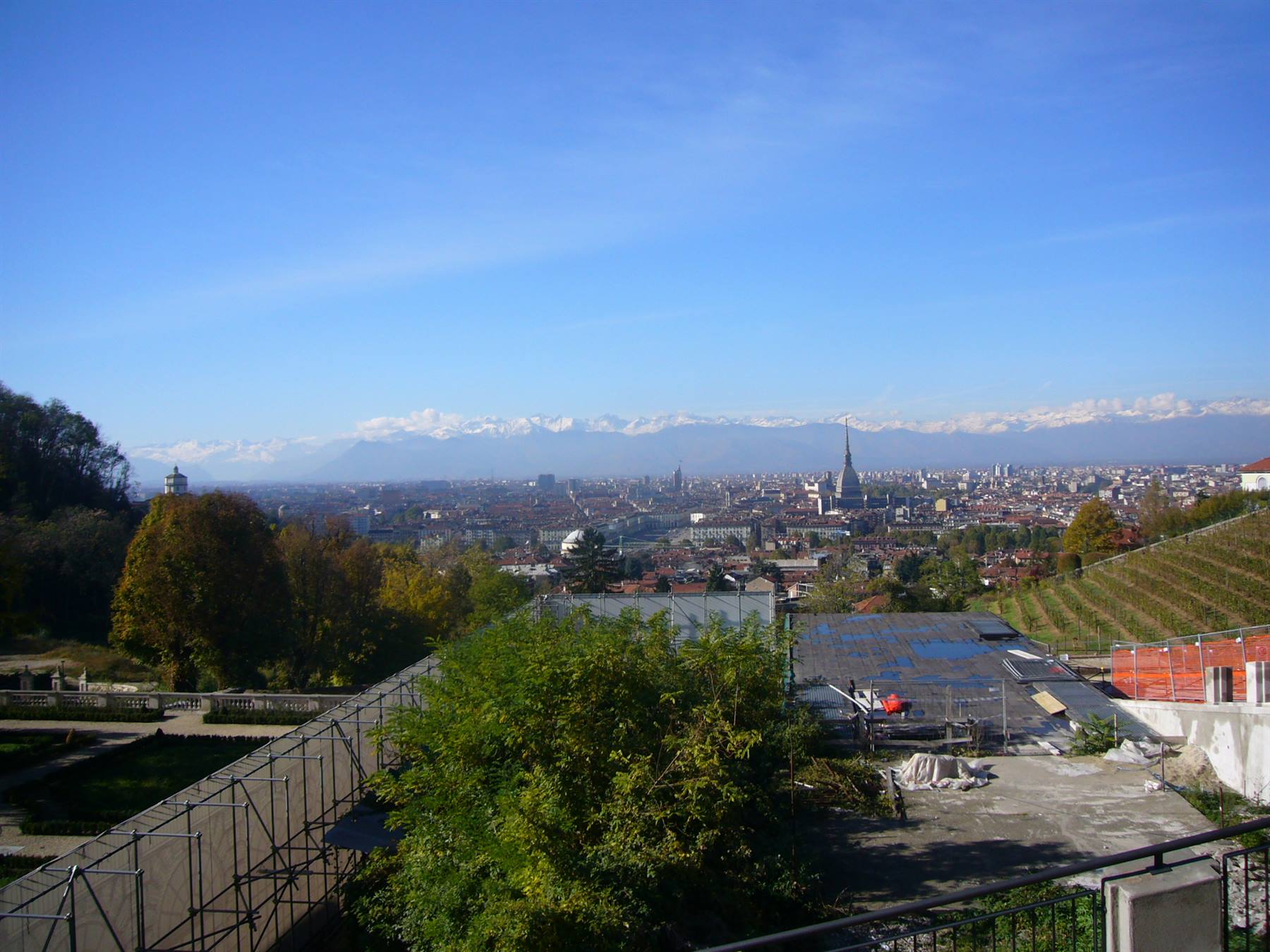 Torino con la Mole Antonelliana e le Alpi innevate dalla collina