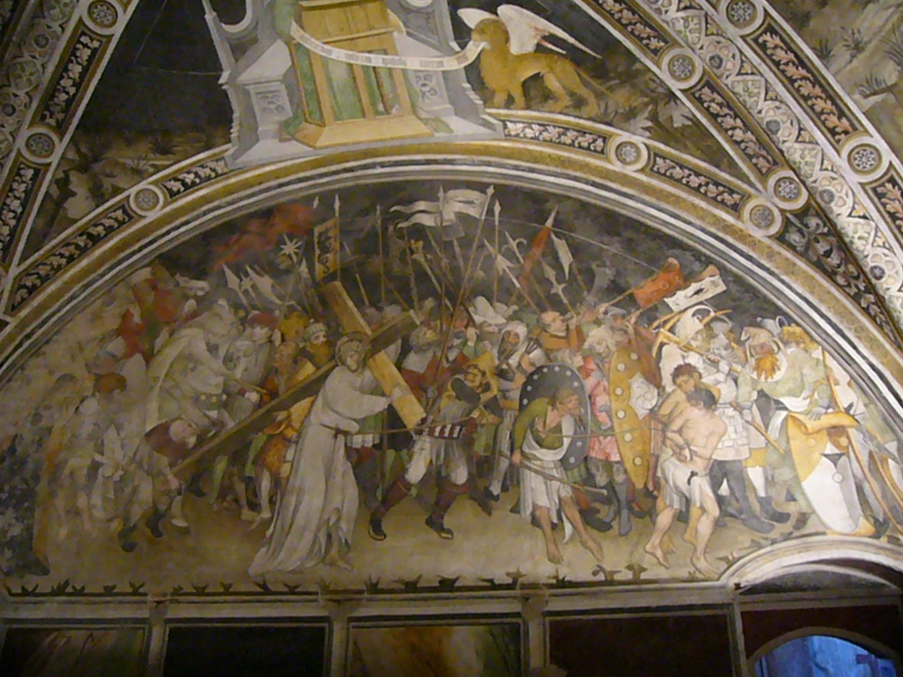 Affresco medievale di Cristo che porta la croce tra soldati e vessilli