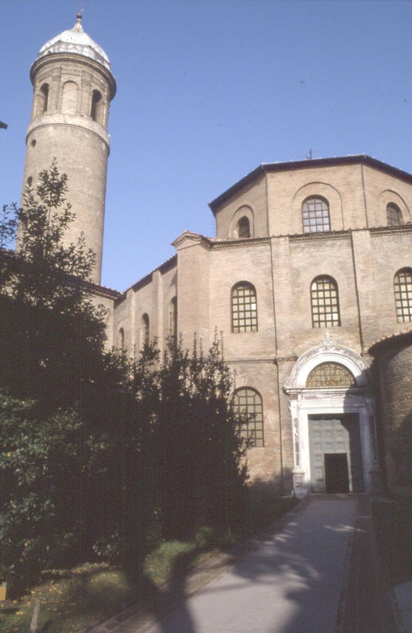 Basilica di San Vitale a Ravenna, mattoni antichi e campanile cilindrico sotto cielo azzurro