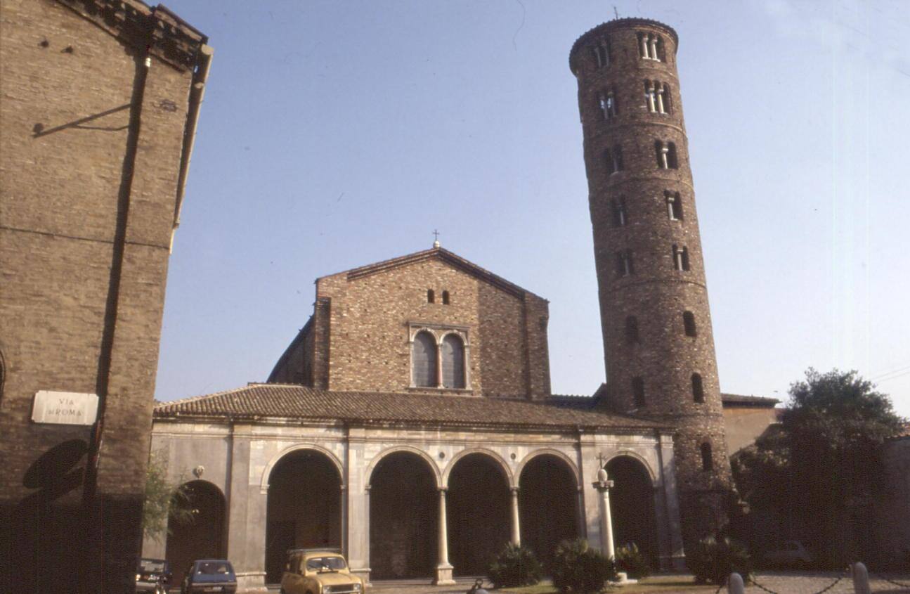 Basilica di Sant'Apollinare Nuovo a Ravenna, facciata in mattoni con campanile cilindrico