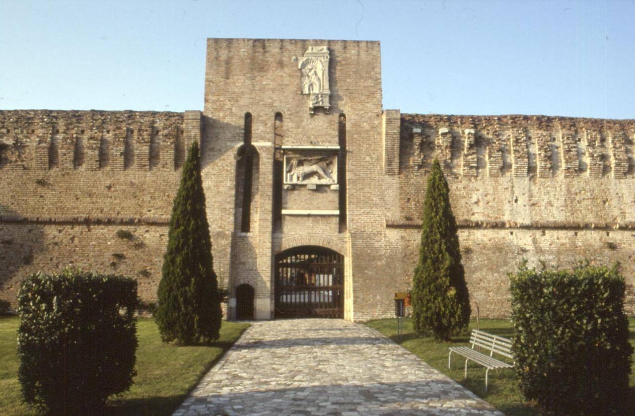 Portale in mattoni con bassorilievi marmorei della Rocca Malatestiana a Cesena