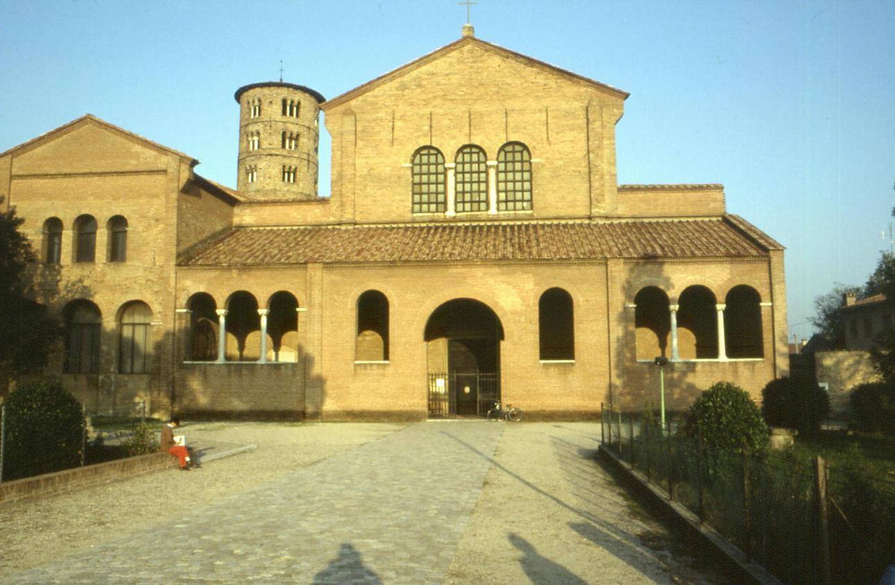 Facciata in mattoni con loggiato ad archi e campanile cilindrico, Ravenna