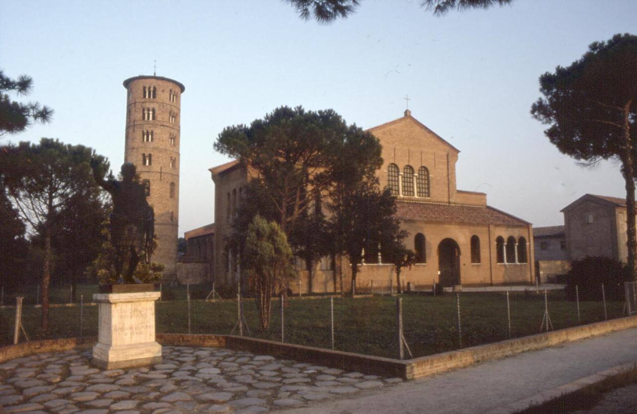 Statua di sant'Apollinare davanti all'antica basilica mattonata di Classe a Ravenna
