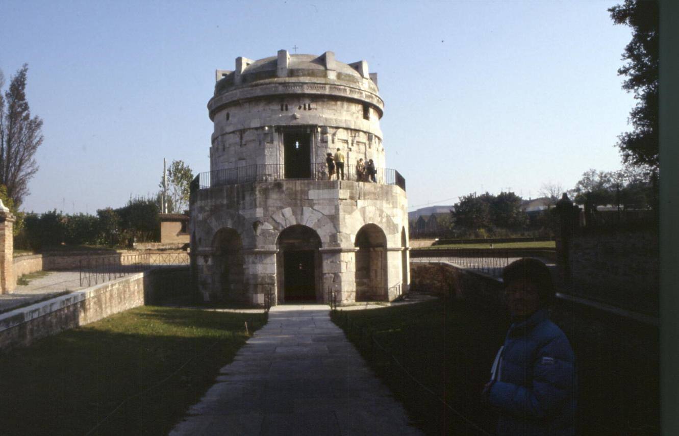 Turisti sul Mausoleo di Teodorico, pietra d'Istria sotto luce chiara