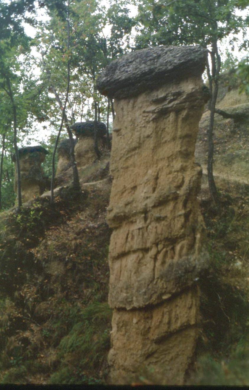 Piramide di terra con cappella di roccia tra alberi, Ciciu del Villar