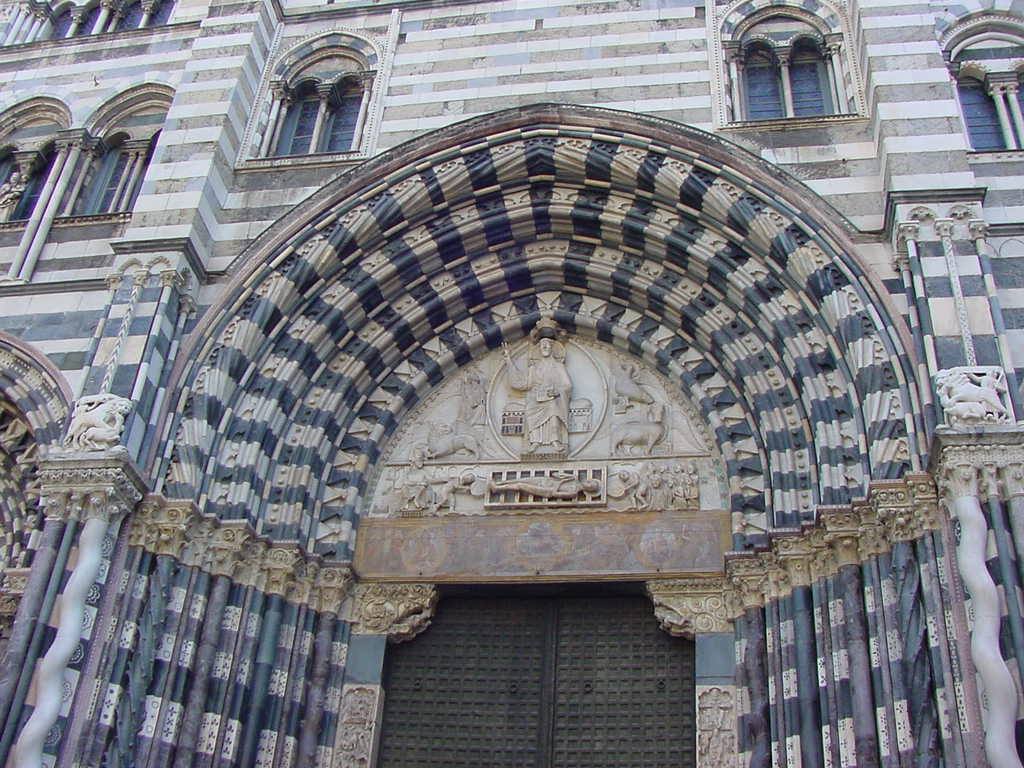 Portale romanico a archi bicolori con mosaico di Cristo, Cattedrale di San Lorenzo, Genova