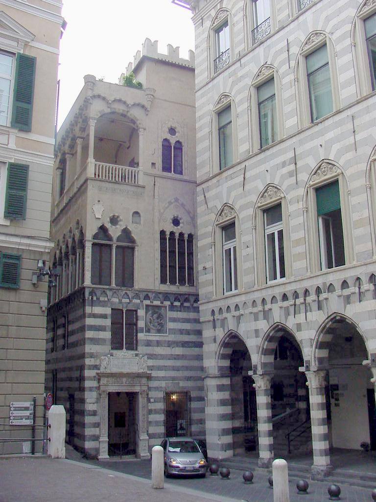 Palazzi medievali in marmo bianco e grigio con logge ad archi, Genova