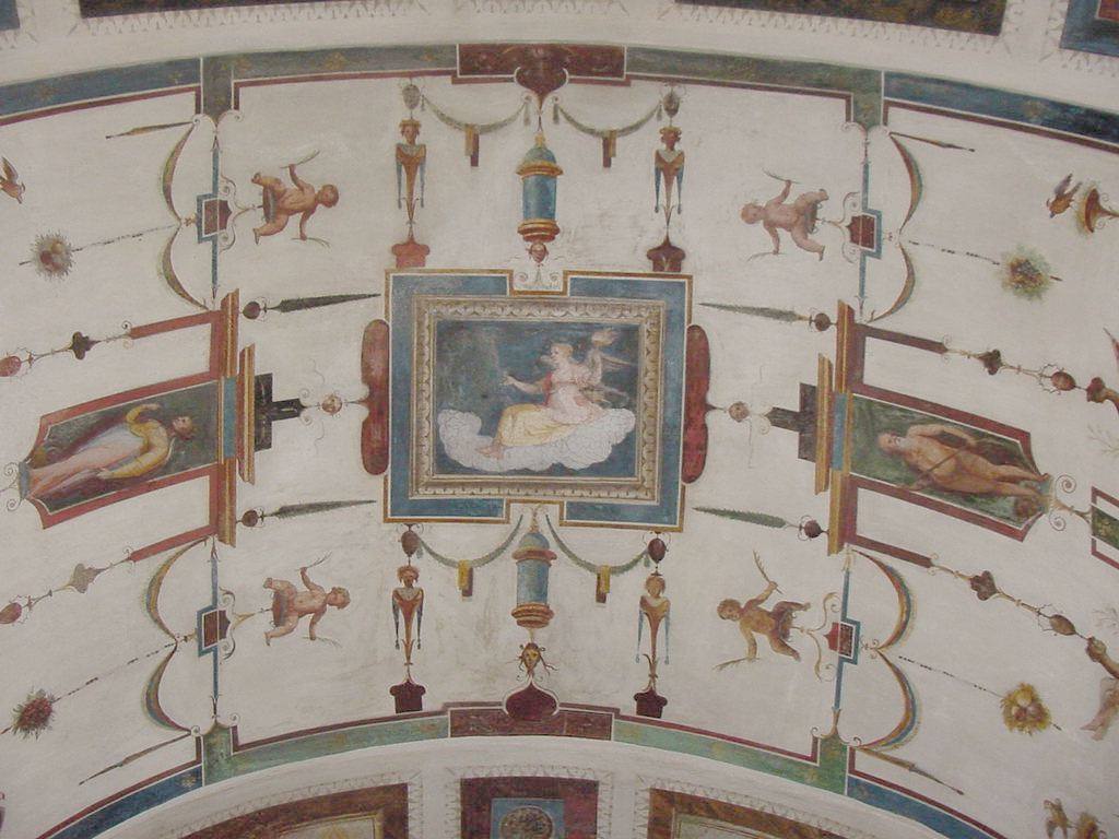 Soffitto affrescato con figure mitologiche e putti, stile pompeiano