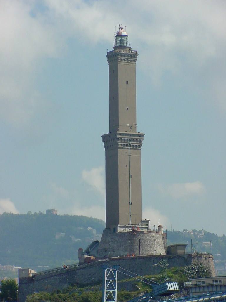 La Lanterna di Genova, antico faro in pietra, si erge sopra la collina