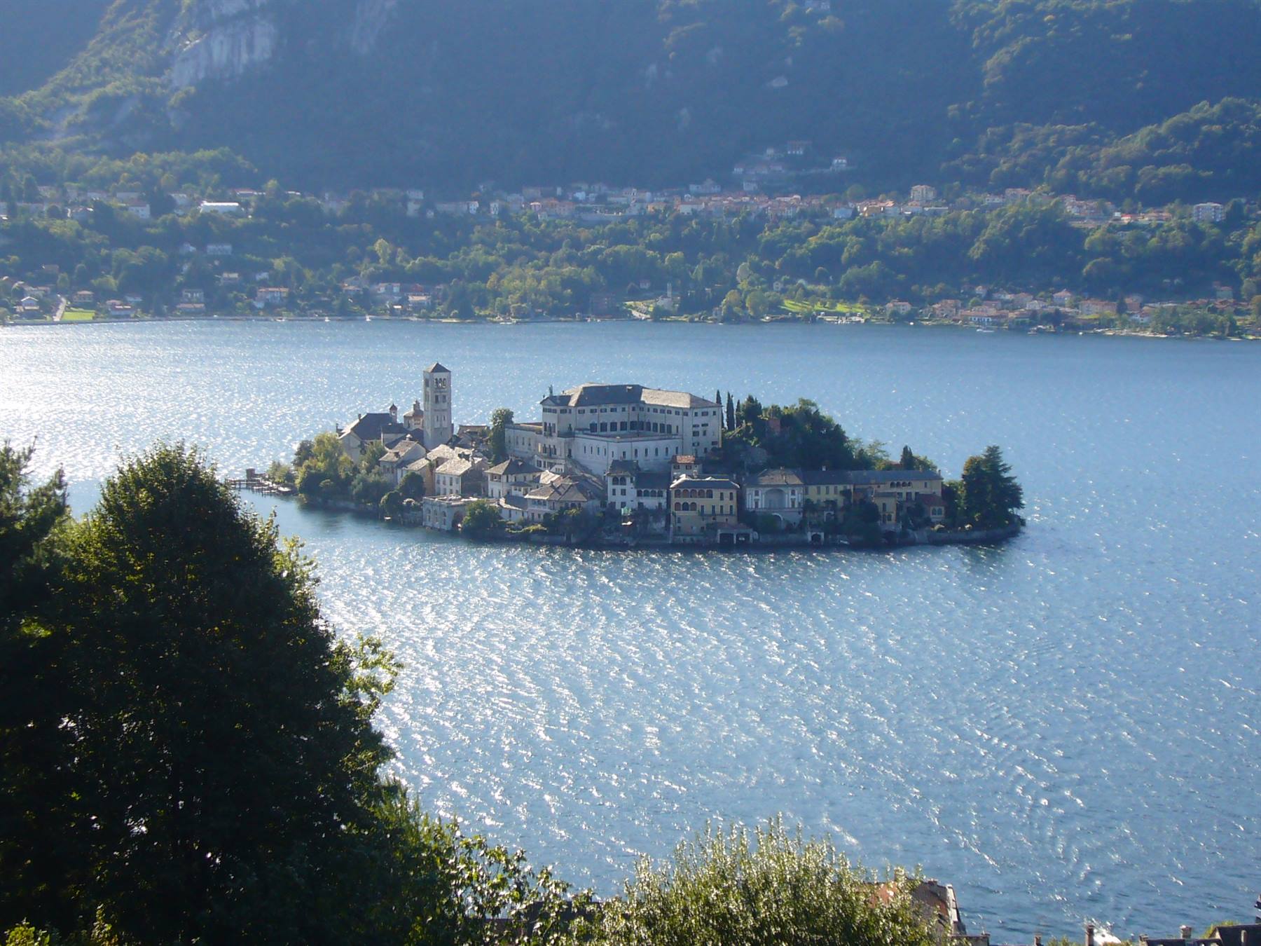 Isola San Giulio con basilica e case affacciate sul lago d'Orta