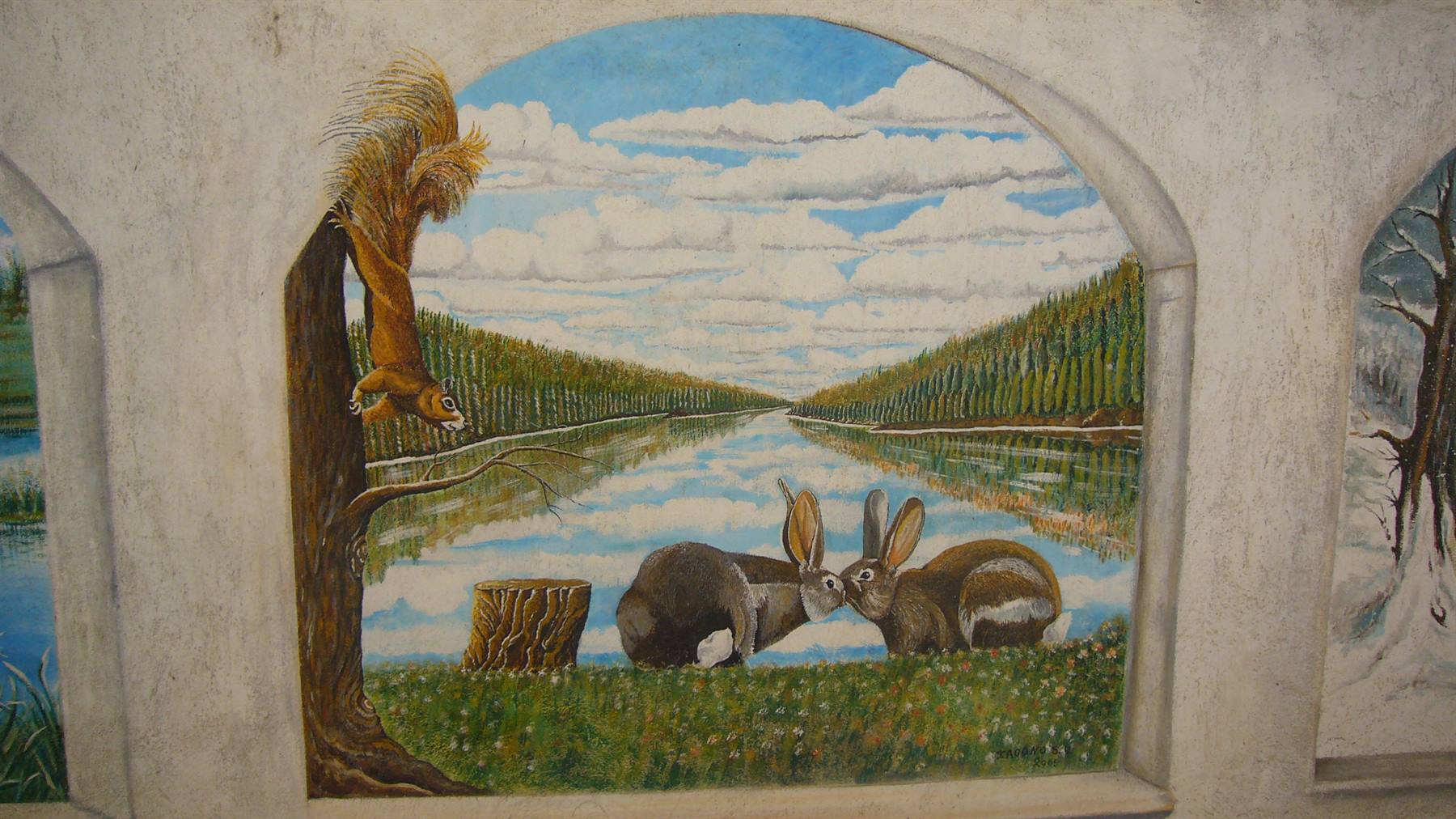 Affresco con scoiattolo e conigli dipinti davanti a un lago tra foreste