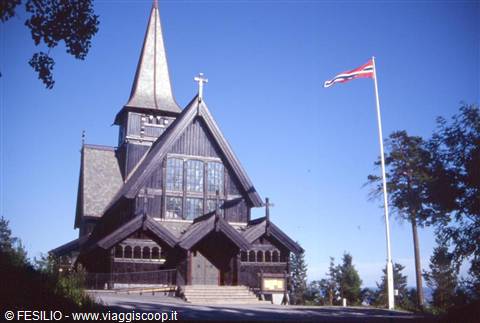 OSLO HOLMENKOLLEN - CHIESA IN LEGNO