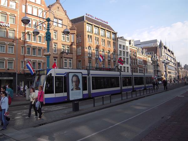 La Damrak, via principale di Amsterdam con l'immancabile tram