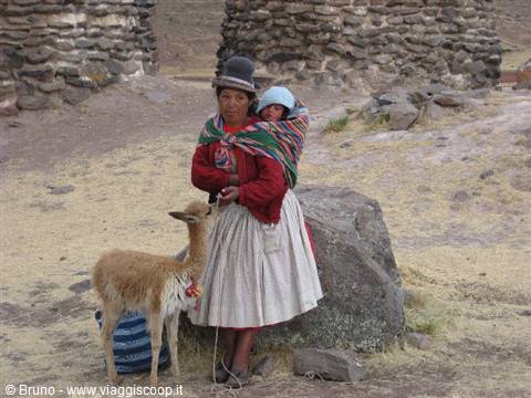 Donna locale nei pressi di Sillustani