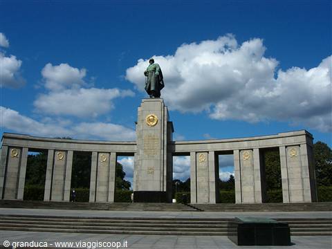 Monumento ai caduti : mai più la guerra!
