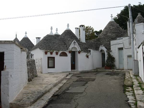 Alberobello : vicolo fra i trulli