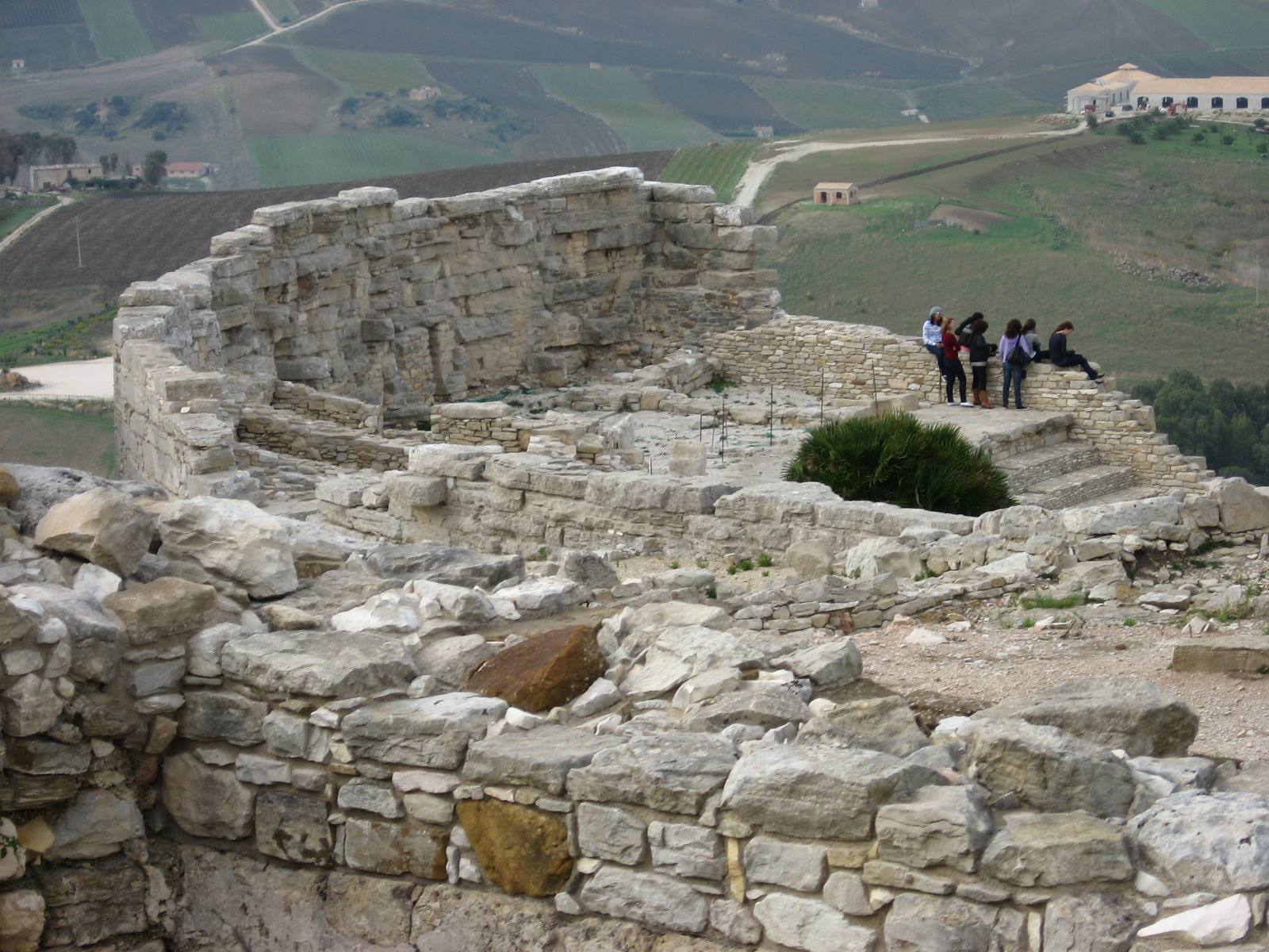 Segesta : l'anfitetro e la zona archeologica