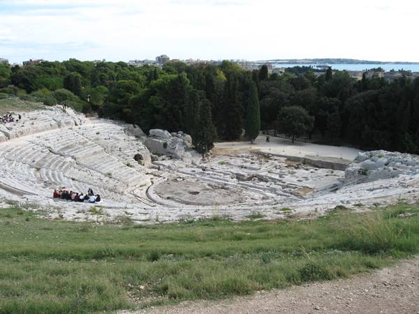 Siracusa : il teatro e il mare