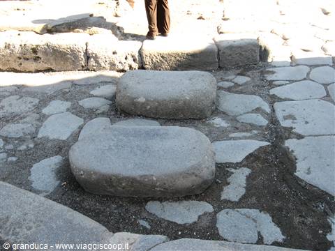 Pompei : le " strisce pedonali "