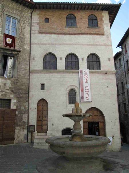 Piazza del Bargello e Fontana dei Matti Gubbio