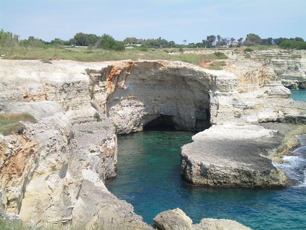 grotta nei pressi di torre dell'orso