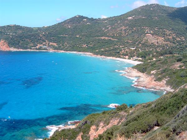 Baia di  Sargese: rocca marina