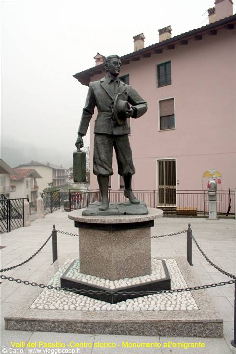 Valli del Pasubio - Centro storico - Monumento all'Emigrante