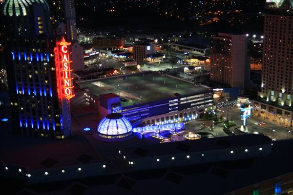 Vista notturna da Skylon Tower