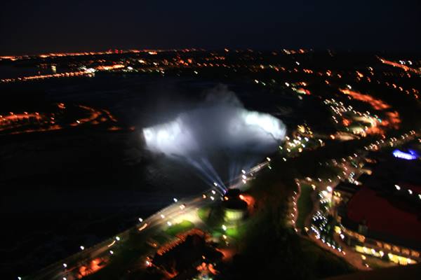 Vista notturna da Skylon Tower