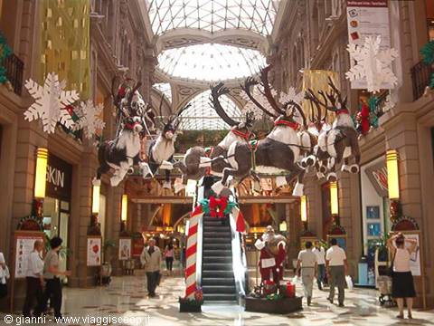 Calle Florida: galleria Pacifico - in maglietta sotto Natale